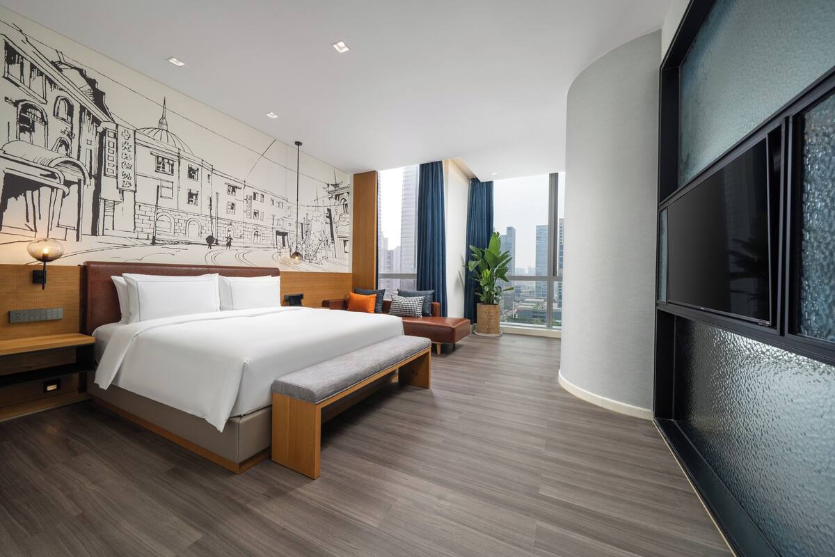 Suite Mewah | Minibar gratis, meja kerja, dan ruang kerja ramah laptop