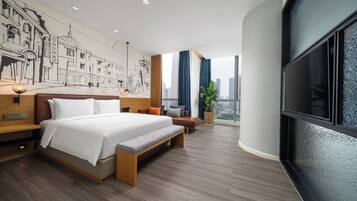 Suite de lujo | Minibar con artículos gratuitos y escritorio