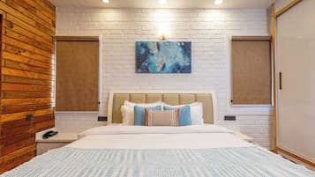 1 bedroom, Egyptian cotton sheets, premium bedding, desk