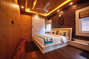 1 bedroom, Egyptian cotton sheets, premium bedding, desk