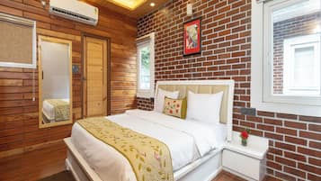 Garden View Villa | Egyptian cotton sheets, premium bedding, desk, free WiFi