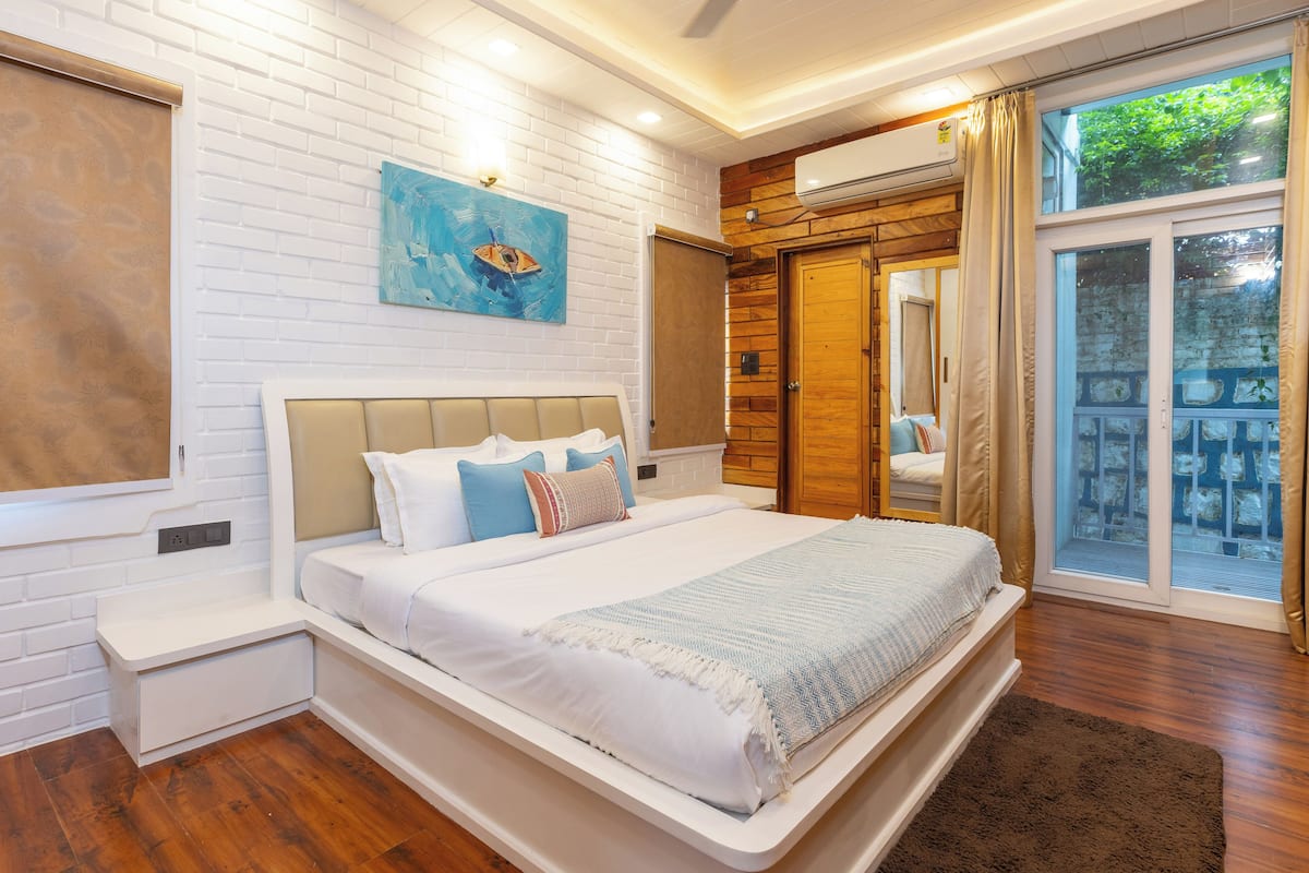 Garden View Villa | Egyptian cotton sheets, premium bedding, desk, free WiFi