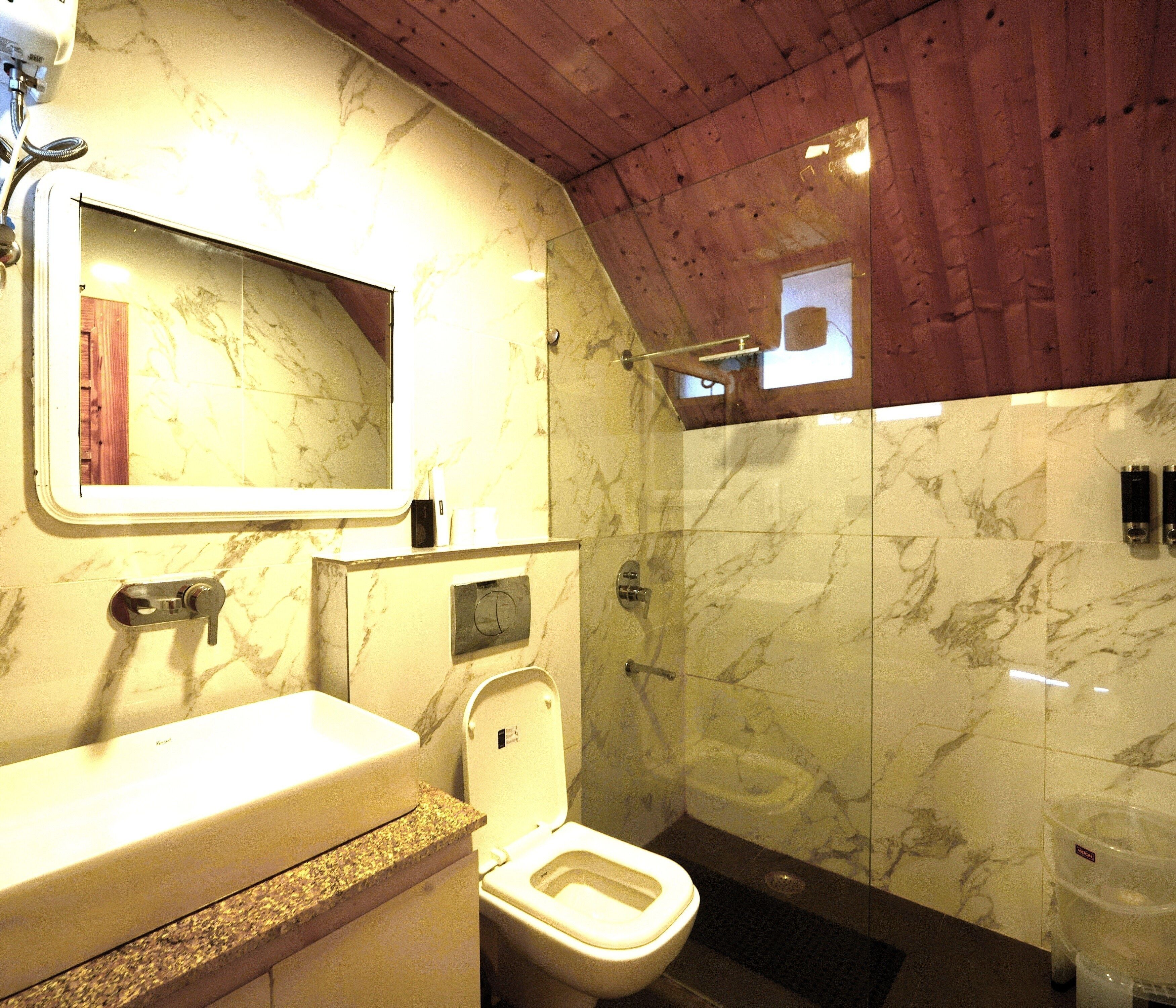 Standard Double Room | Bathroom | Shower, rainfall showerhead, hair dryer, bidet