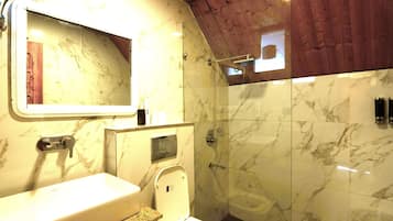 Standard Double Room | Bathroom | Shower, rainfall showerhead, hair dryer, bidet