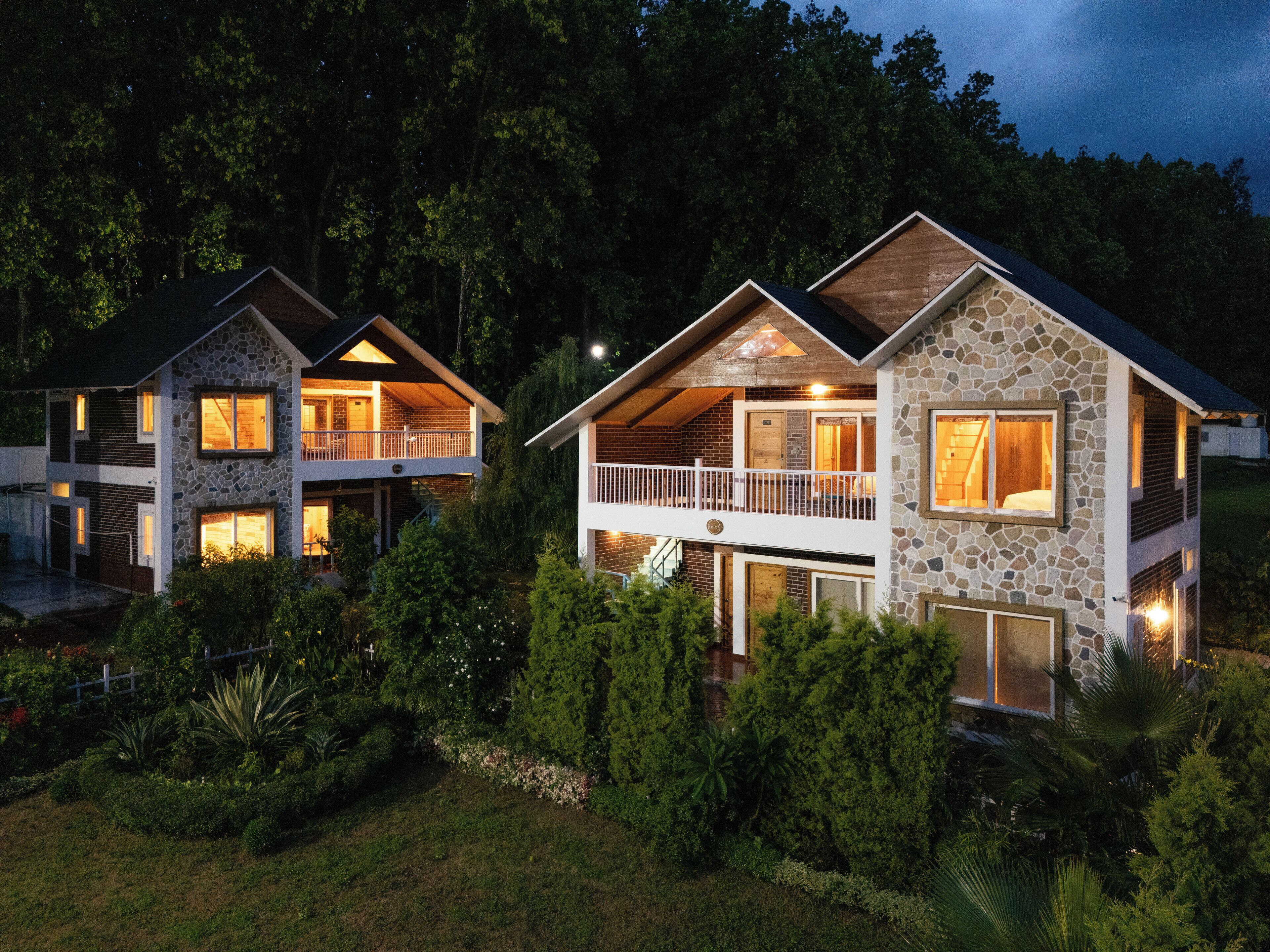 Vista frontal de la propiedad por la tarde o noche