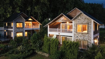 Depan hartanah - siang/malam