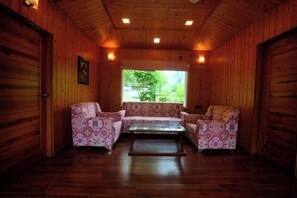 Mountain View Villa | Wohnbereich | LED-Fernseher