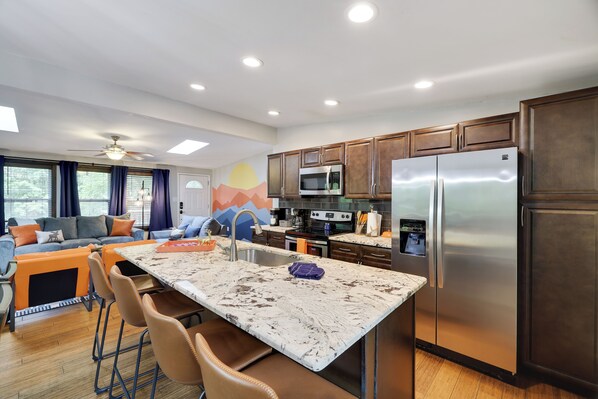 Geladeira, micro-ondas, fogão, cooktop