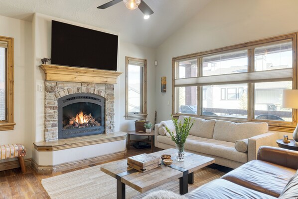 スマートテレビ、暖炉、書斎 / ワークスペース