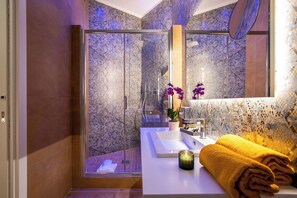Premier Suite, City View | Bathroom | Shower, hair dryer, slippers, towels - VentiSettembre Private Suites (Rome)