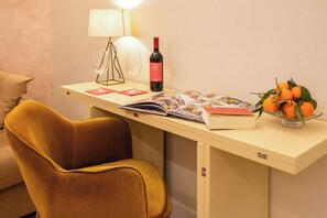 Premier Suite, City View | Living area - VentiSettembre Private Suites (Rome)