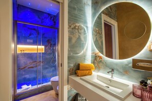 Suite Eksekutif, pemandangan kota | Kamar mandi | Shower, pengering rambut, sandal, dan handuk