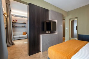 Suite ejecutiva, vista a la ciudad | Caja de seguridad en la habitación, escritorio y cortinas blackout 