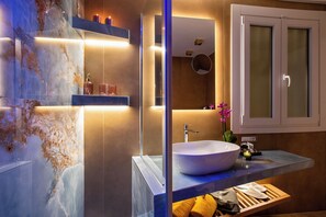 Junior Suite, Courtyard View | Bathroom | Shower, hair dryer, slippers, towels - VentiSettembre Private Suites (Rome)