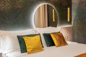 Comfort kamer, 1 twee- of 2 eenpersoonsbedden | Een kluis op de kamer, een bureau, verduisterende gordijnen