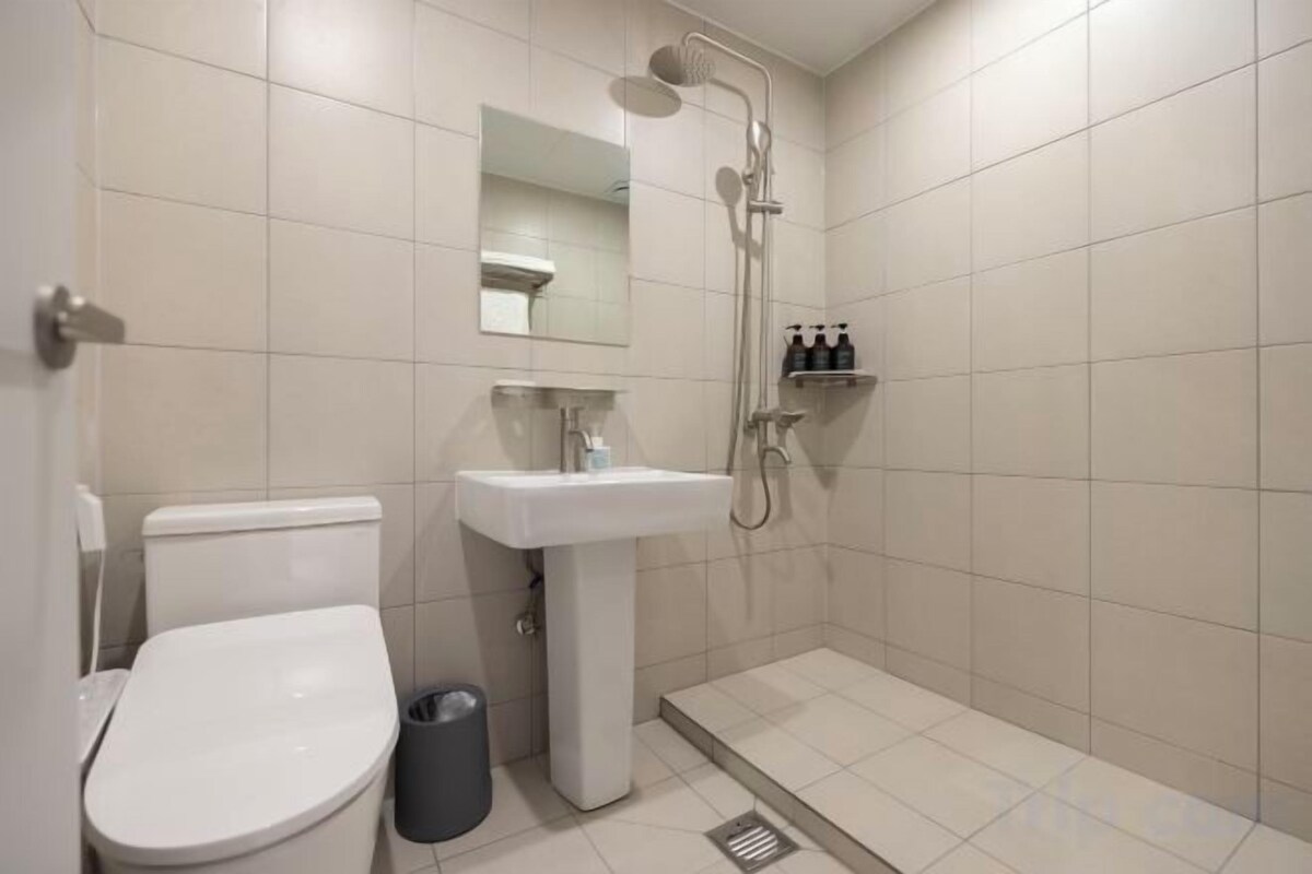 Bathroom | Hair dryer, bidet, towels, shampoo