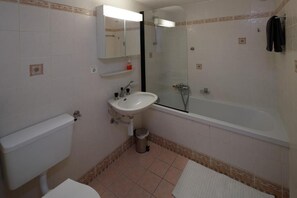 Haartrockner, Handtücher, Seife, Toilettenpapier