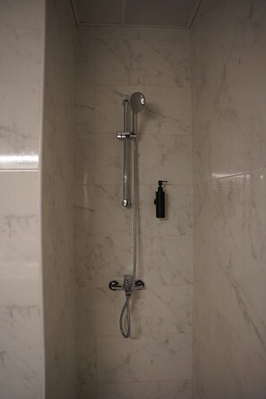 Hårtork, handdukar, schampo och toalettpapper