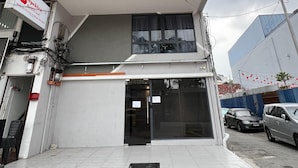 Un edificio de varios pisos con un diseño arquitectónico moderno, que presenta un patrón geométrico destacado en la fachada.