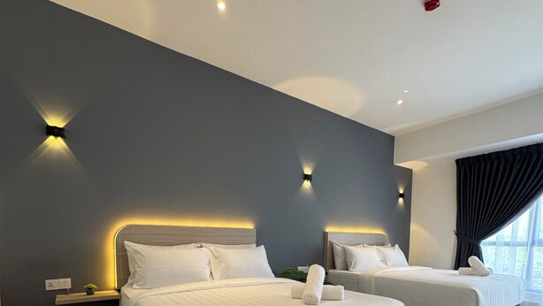 Una habitación de hotel moderna con dos camas, un ventanal con cortinas e iluminación en la pared.