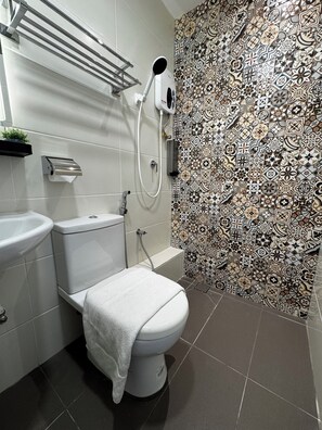 Habitación estándar doble | Baño | Ducha, artículos de higiene personal gratuitos y secador de pelo
