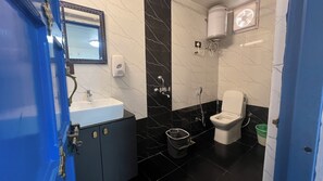 Dusj, regndusjhode, såpe og sjampo