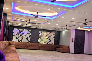 Lobby sitting area - Triveni Gest House (Chhata)