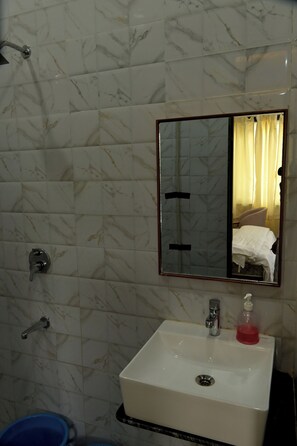 Shower, free toiletries, towels, soap - Triveni Gest House (Chhata)
