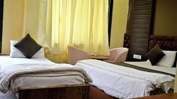 Family Room | Desk, free WiFi