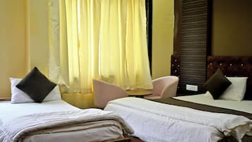Family Room | Desk, free WiFi