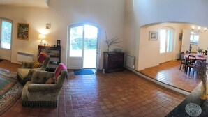 A spacious living room with a fireplace, a dining area, and a library. - Holiday rental - Maison Robert - La Tour D'Aigues, Location de vacances - Maison Robert - La Tour D' (La Tour-d'Aigues)