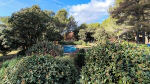 A garden with a swimming pool, surrounded by dense foliage and trees. - Holiday rental - Maison Robert - La Tour D'Aigues, Location de vacances - Maison Robert - La Tour D' (La Tour-d'Aigues)