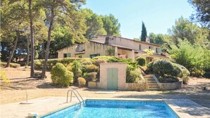A pool with a tiled edge, surrounded by a landscaped garden with various shrubs and trees. - Holiday rental - Maison Robert - La Tour D'Aigues, Location de vacances - Maison Robert - La Tour D' (La Tour-d'Aigues)