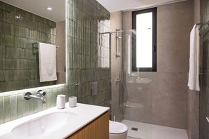 Dusche, Haartrockner, Handtücher, Seife