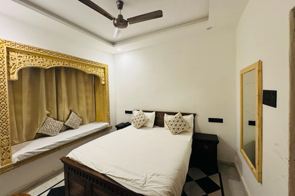 Deluxe Room | Meja, ruang kerja komputer riba, Wi-fi percuma
