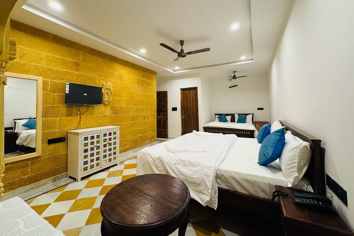 Basic Room | Meja, ruang kerja komputer riba, Wi-fi percuma