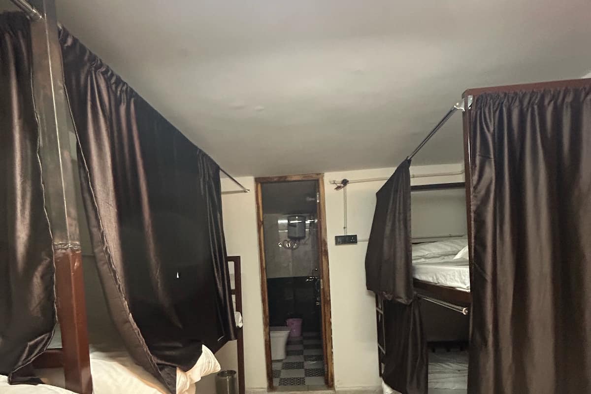 Basic Shared Dormitory, Women only | Meja, ruang kerja komputer riba, Wi-fi percuma