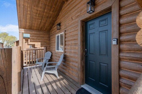 #7 Western Cabin w/ AC, Fire Pit & BBQ!