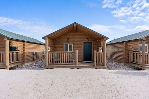 #7 Western Cabin, Newly Remodeled! AC! Sleeps 3!