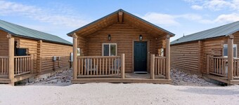 #7 Western Cabin, Newly Remodeled! AC! Sleeps 3!