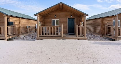 #7 Western Cabin, Newly Remodeled! AC! Sleeps 3!