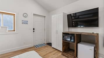 1 habitación, tabla de planchar con plancha, wifi gratis y ropa de cama