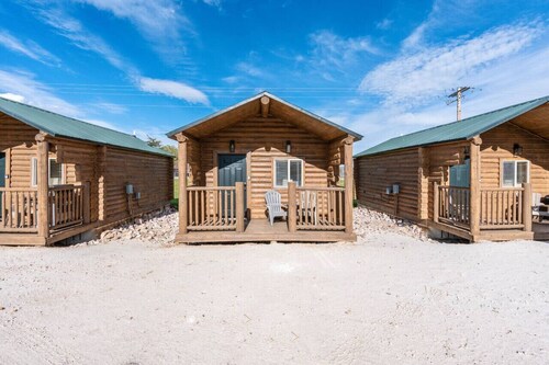 #3 Wild West Cabin! Newly Remodeled! AC! Sleeps 4!