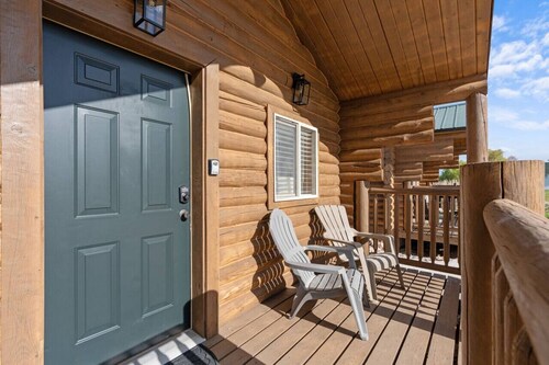 #3 Wild West Mini Cabin w/ AC, Fire Pit & BBQ!