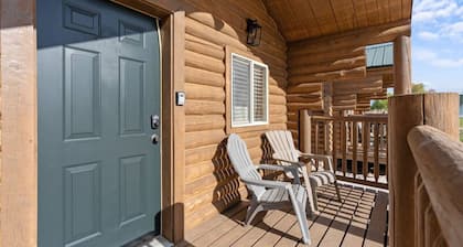 #3 Wild West Mini Cabin w/ AC, Fire Pit & BBQ!