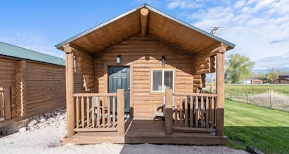 #5 Red Rock Cabin! Newly Remodeled! AC! Sleeps 4!