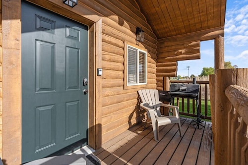 #5 Red Rock Mini Cabin w/ AC, Fire Pit & BBQ!