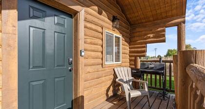 #5 Red Rock Cabin! Newly Remodeled! AC! Sleeps 4!