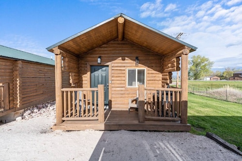 #5 Red Rock Cabin! Newly Remodeled! AC! Sleeps 4!