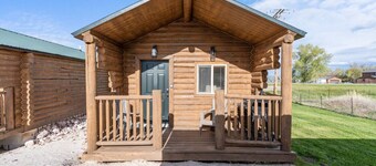 #5 Red Rock Cabin! Newly Remodeled! AC! Sleeps 4!